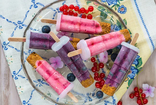 Frysta bär och ginger nut yoghurt lolly dyker — Stockfoto