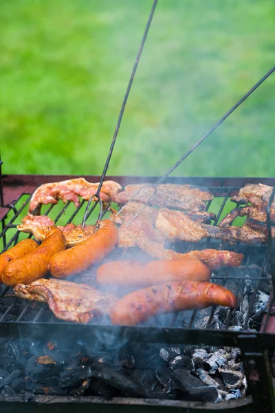 Barbecue dans le jardin - sélection de viande sur un gril enflammé — Photo