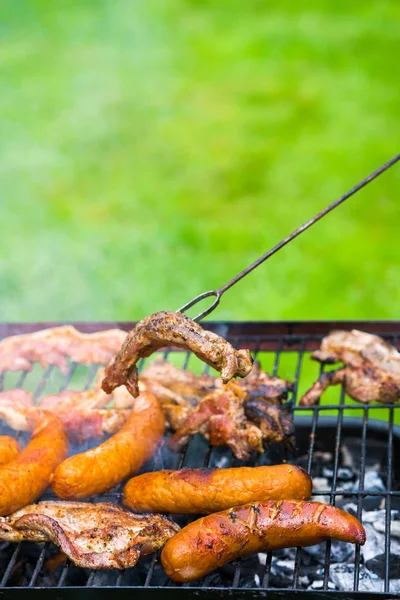 Barbecue dans le jardin - sélection de viande sur un gril enflammé — Photo