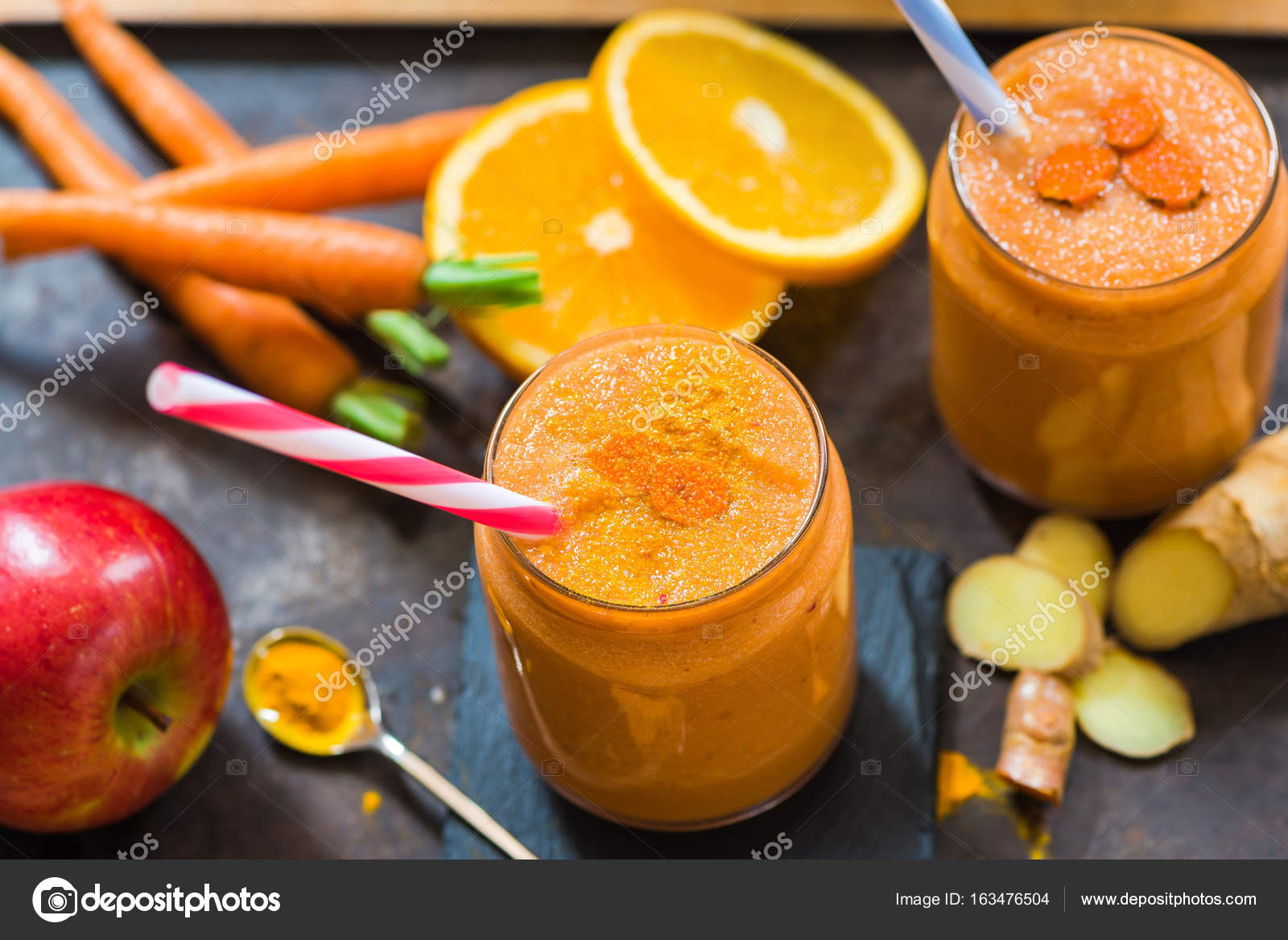 Smoothie mit Karotten, Apfel, Orange, Banane, Ingwer und Tumeric ...