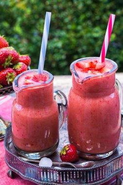 Taze çilek ve muz smoothie
