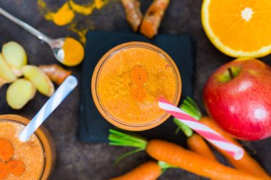 Havuç, elma, portakal, muz, zencefil ve tumeric ile güler yüzlü