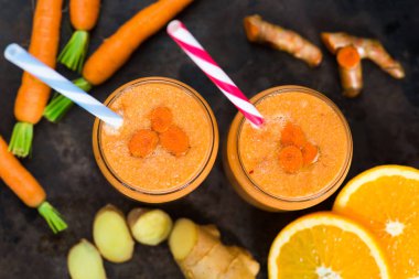 Havuç, elma, portakal, muz, zencefil ve tumeric ile güler yüzlü