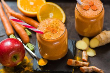 Havuç, elma, portakal, muz, zencefil ve tumeric ile güler yüzlü