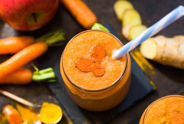 Havuç, elma, portakal, muz, zencefil ve tumeric ile güler yüzlü