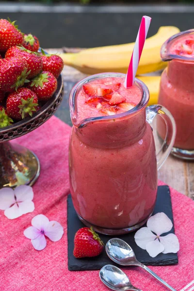 Taze çilek ve muz smoothie