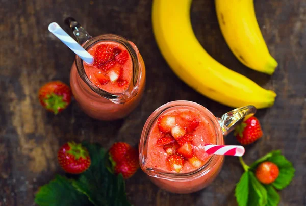 Frullato di fragole fresche e banana — Foto Stock