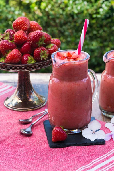 Frullato di fragole fresche e banana — Foto Stock