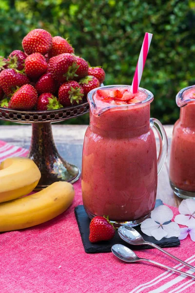 Taze çilek ve muz smoothie