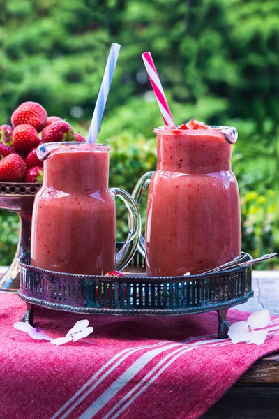 Taze çilek ve muz smoothie