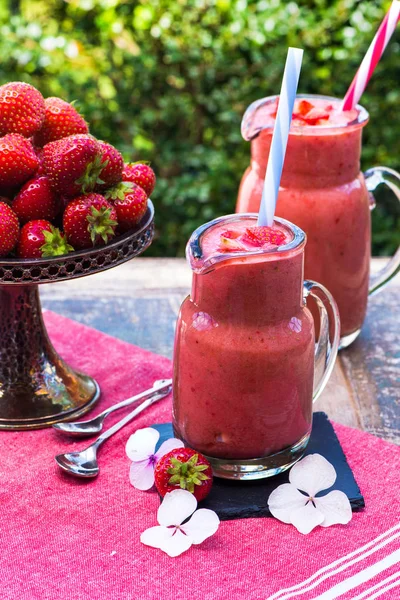 Taze çilek ve muz smoothie