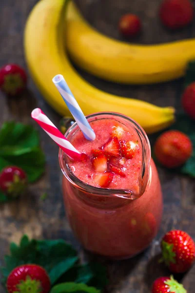 Färska jordgubbar och banan smoothie — Stockfoto