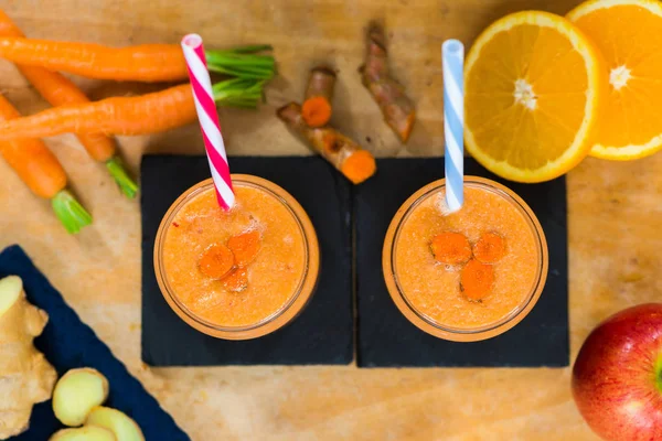 Havuç, elma, portakal, muz, zencefil ve tumeric ile güler yüzlü