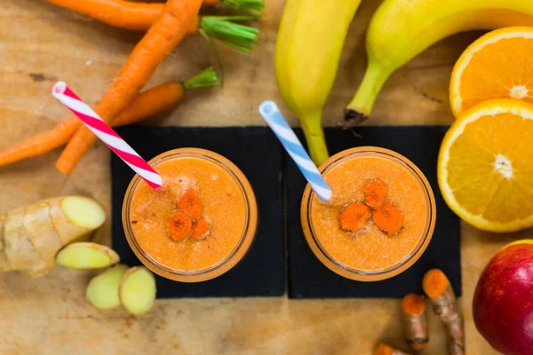 Smoothie dengan wortel, apel, oranye, pisang, jahe dan tumerik — Stok Foto