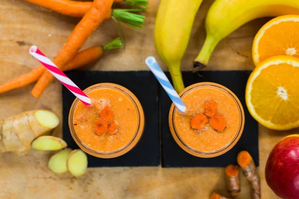 Batido con zanahoria, manzana, naranja, plátano, jengibre y tumérico — Foto de Stock