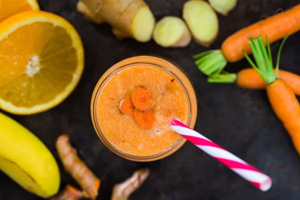 Havuç, elma, portakal, muz, zencefil ve tumeric ile güler yüzlü