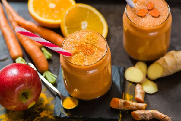 Smoothie mit Karotten, Apfel, Orange, Banane, Ingwer und Tumeric — Stockfoto