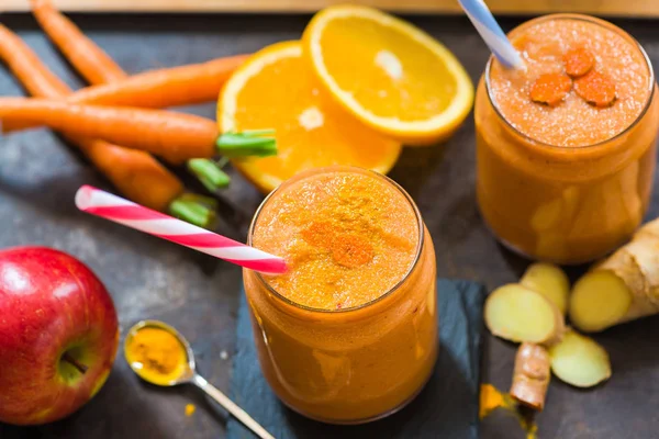 Smoothie with carrot, apple, orange, banana, ginger and tumeric — Stock Photo, Image