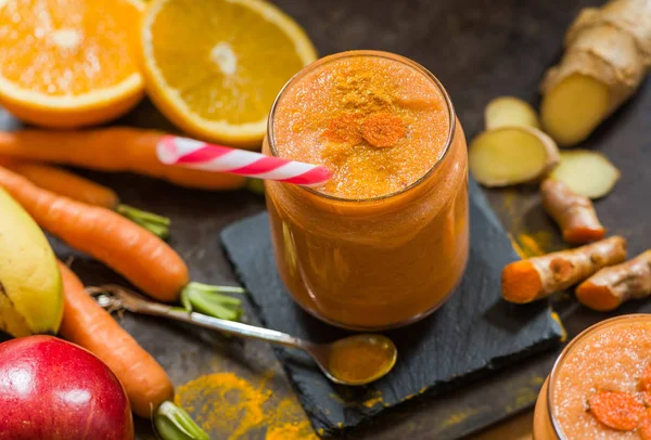 Batido con zanahoria, manzana, naranja, plátano, jengibre y tumérico — Foto de Stock