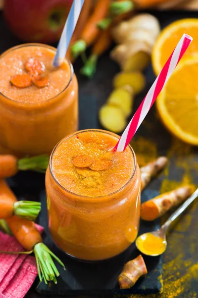 Smoothie com cenoura, maçã, laranja, banana, gengibre e tumérico — Fotografia de Stock