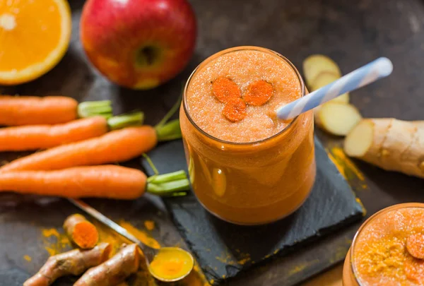 Havuç, elma, portakal, muz, zencefil ve tumeric ile güler yüzlü