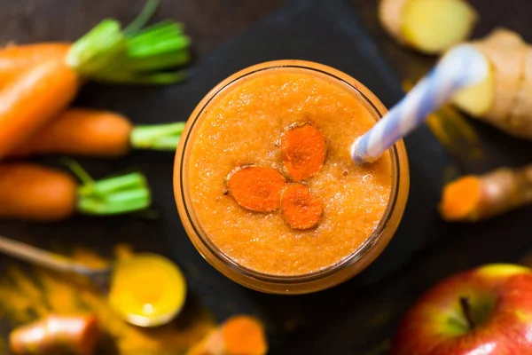 Smoothie dengan wortel, apel, oranye, pisang, jahe dan tumerik — Stok Foto