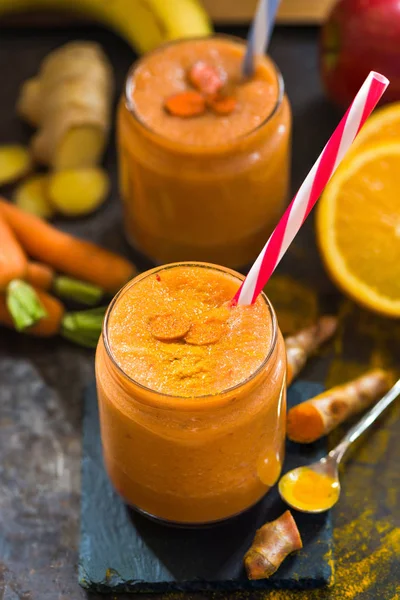 Havuç, elma, portakal, muz, zencefil ve tumeric ile güler yüzlü