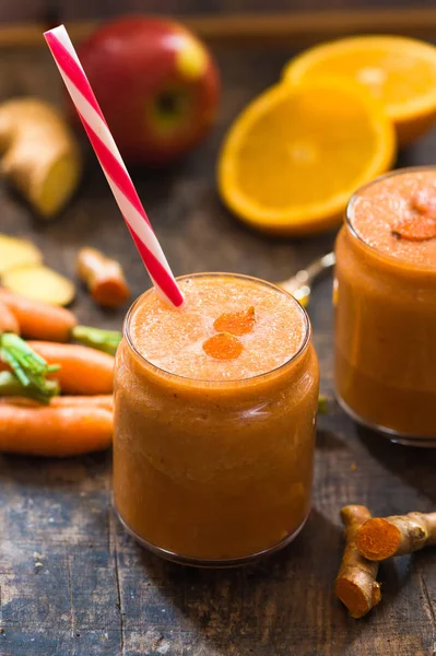 Batido con zanahoria, manzana, naranja, plátano, jengibre y tumérico — Foto de Stock