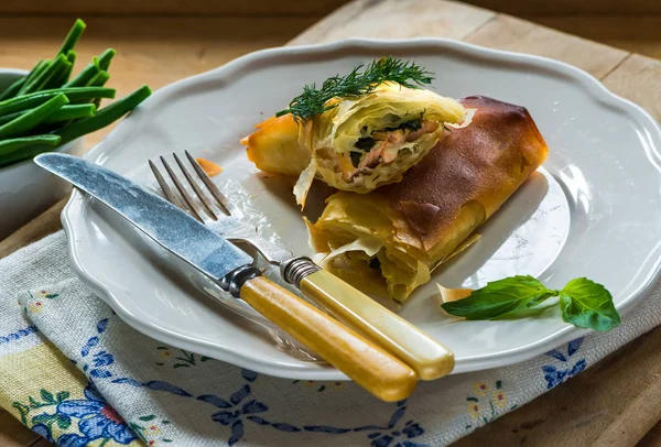 Pacchi di salmone e burro di basilico fillo — Foto Stock