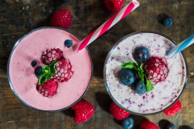 Yoğurtlu Ahududu ve blueberry smoothie