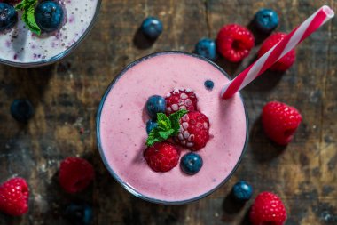 Yoğurtlu Ahududu ve blueberry smoothie