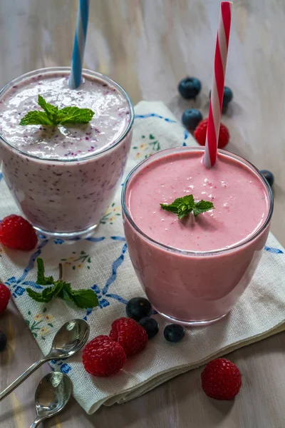 Frullato di lamponi e mirtilli con yogurt — Foto Stock