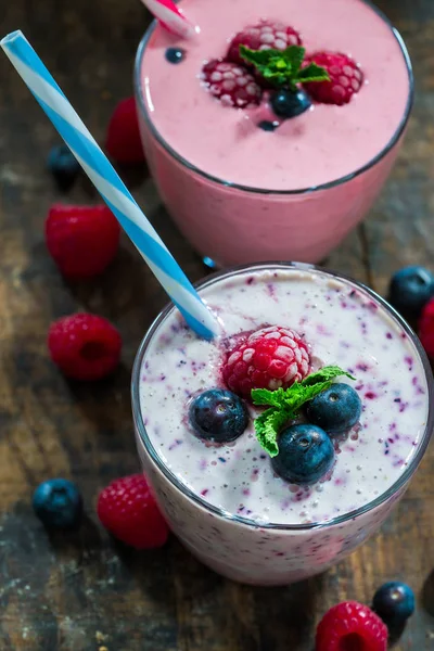 Blåbär och hallon och smoothie med yoghurt — Stockfoto