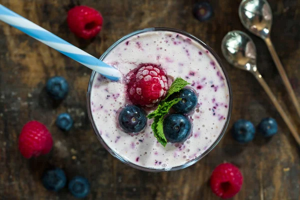 Blåbär och yoghurt smoothie — Stockfoto