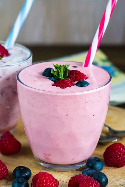 Hallon och blåbär smoothie med yoghurt — Stockfoto