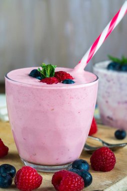 Ahududu ve blueberry smoothie