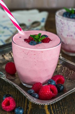 Yoğurtlu Ahududu ve blueberry smoothie