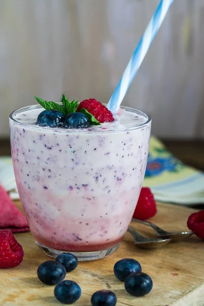 Yaban mersini ve yoğurt güler yüzlü