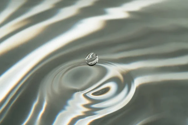 Een enkel water droplet vallen — Stockfoto