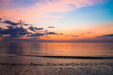Hunstanton, Norfolk İngiltere'de sahilde günbatımı