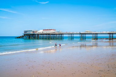 Cromer, Norfolk Uk'deki iskele ve plaj manzarası