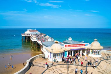 Cromer, Norfolk Uk'deki iskele ve plaj manzarası