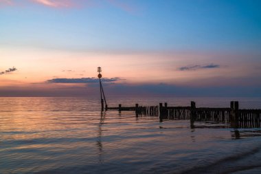 Hunstanton, Norfolk, İngiltere'de sahilde günbatımı