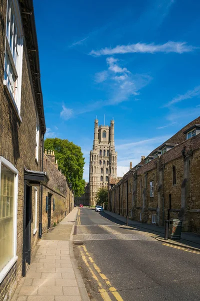 Vista de la Catedral por una calle en Ely, Cambridgeshire, Reino Unido — Foto de Stock