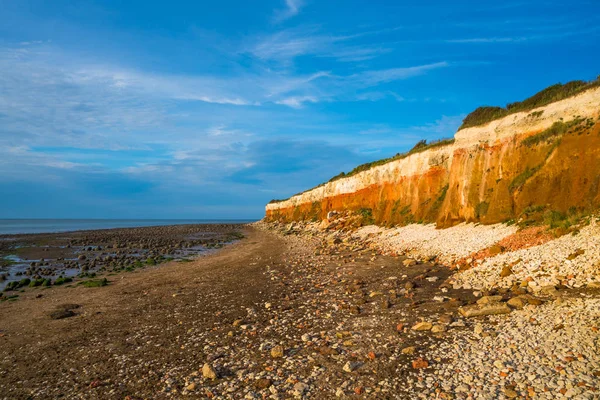 Hunstanton, Norfolk plajında tebeşir ve kumtaşı kayalıklarla 