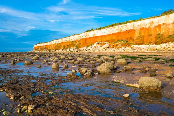Hunstanton, Norfolk plajında tebeşir ve kumtaşı kayalıklarla 
