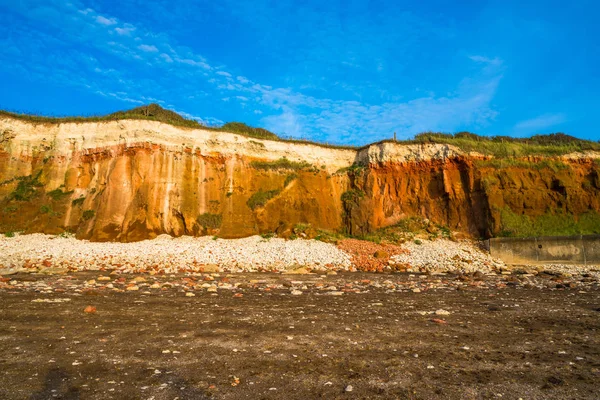 粉笔和上流社会的悬崖，在亨斯坦顿，诺福克海滩上 — 图库照片