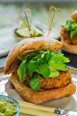 Avokado ve roket marul Chorizo ve fasulye burger