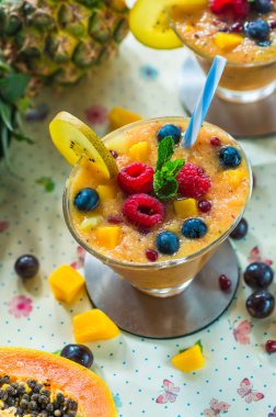 Tropikal meyve yüzlü