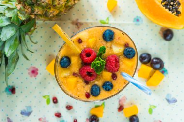 Tropikal meyve yüzlü